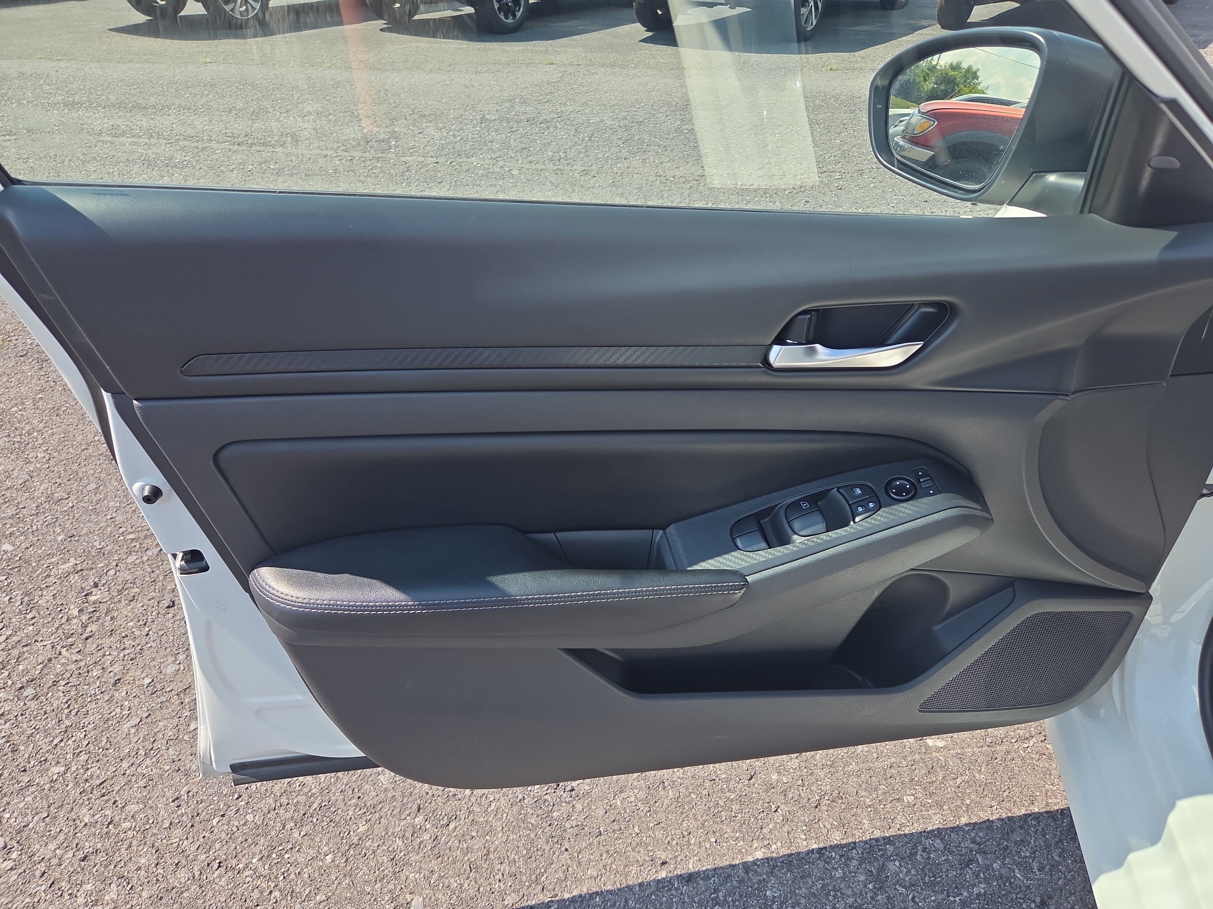Used 2025 Nissan Altima 2.5 SV FWD image 15