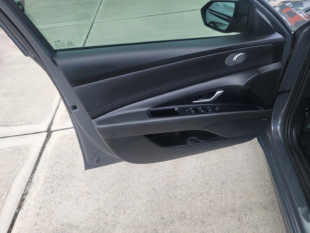 Used 2025 Hyundai Elantra Limited FWD image 10