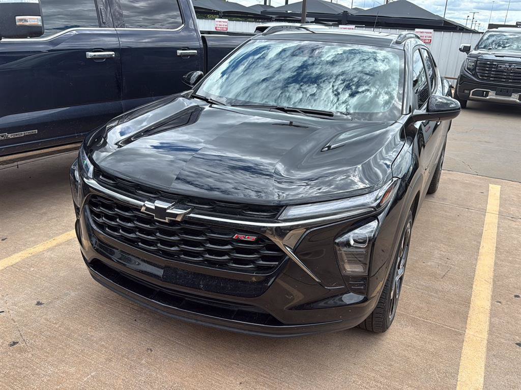 Used 2025 Chevrolet Trax RS w/ Sunroof Package FWD image 2