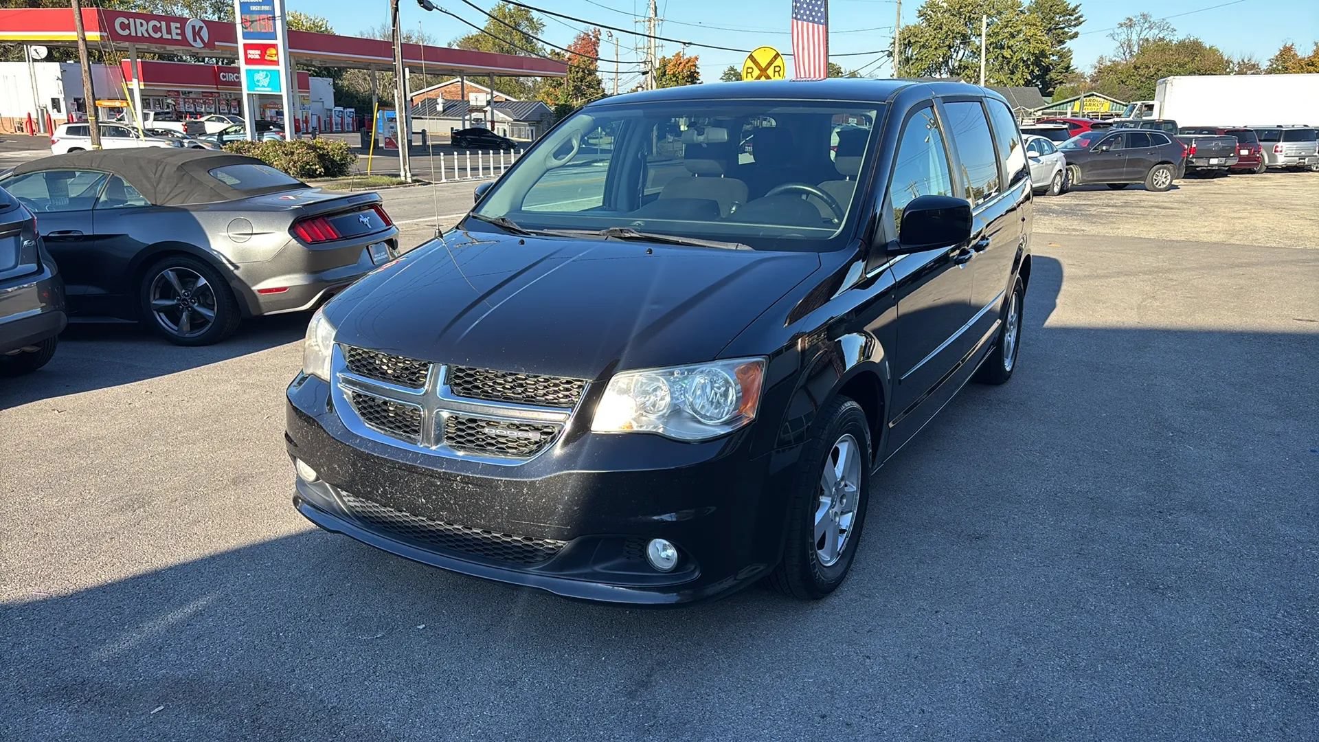 Used 2012 Dodge Grand Caravan Crew FWD image 2
