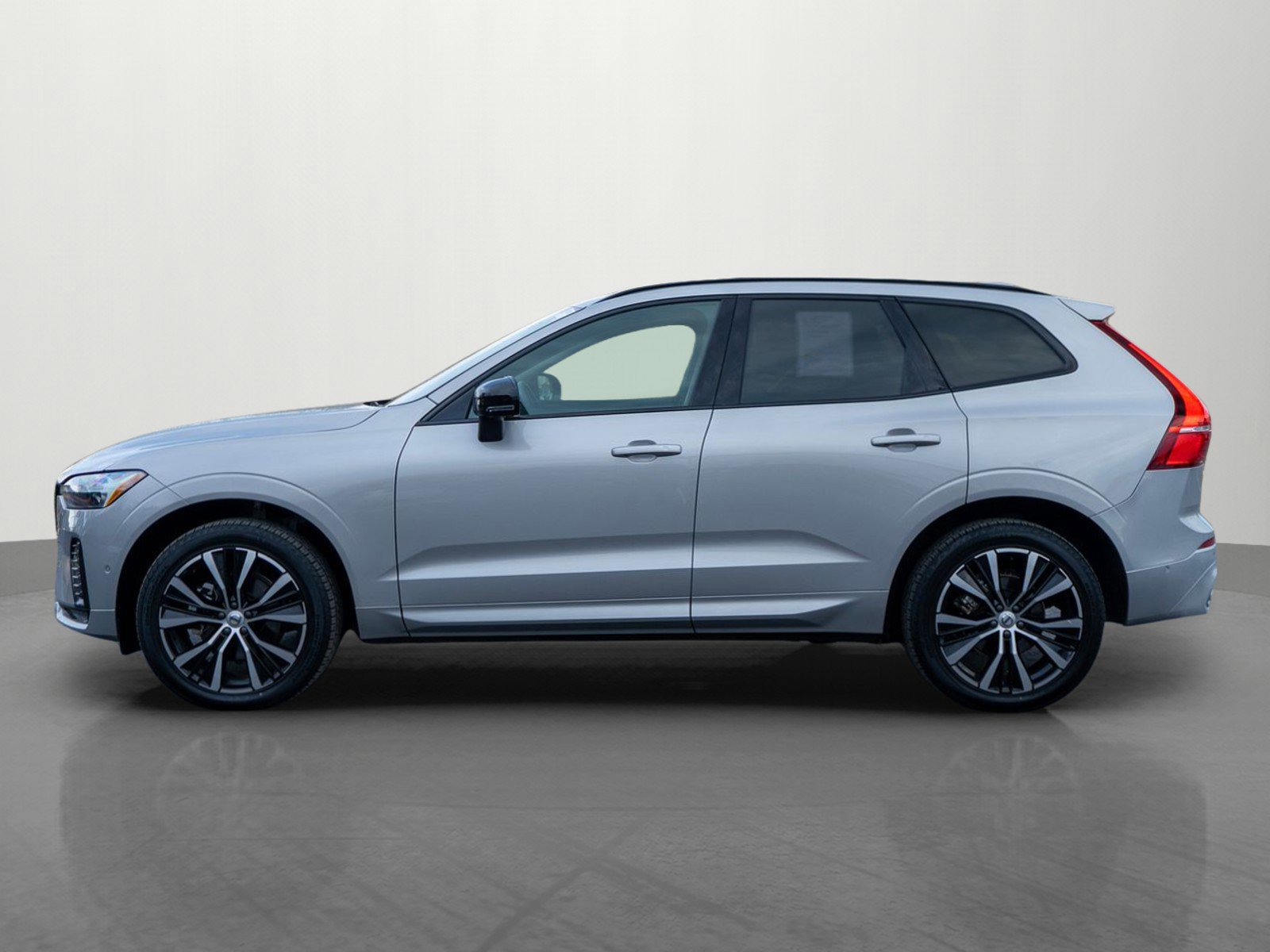 Used 2025 Volvo XC60 B5 Plus image 4