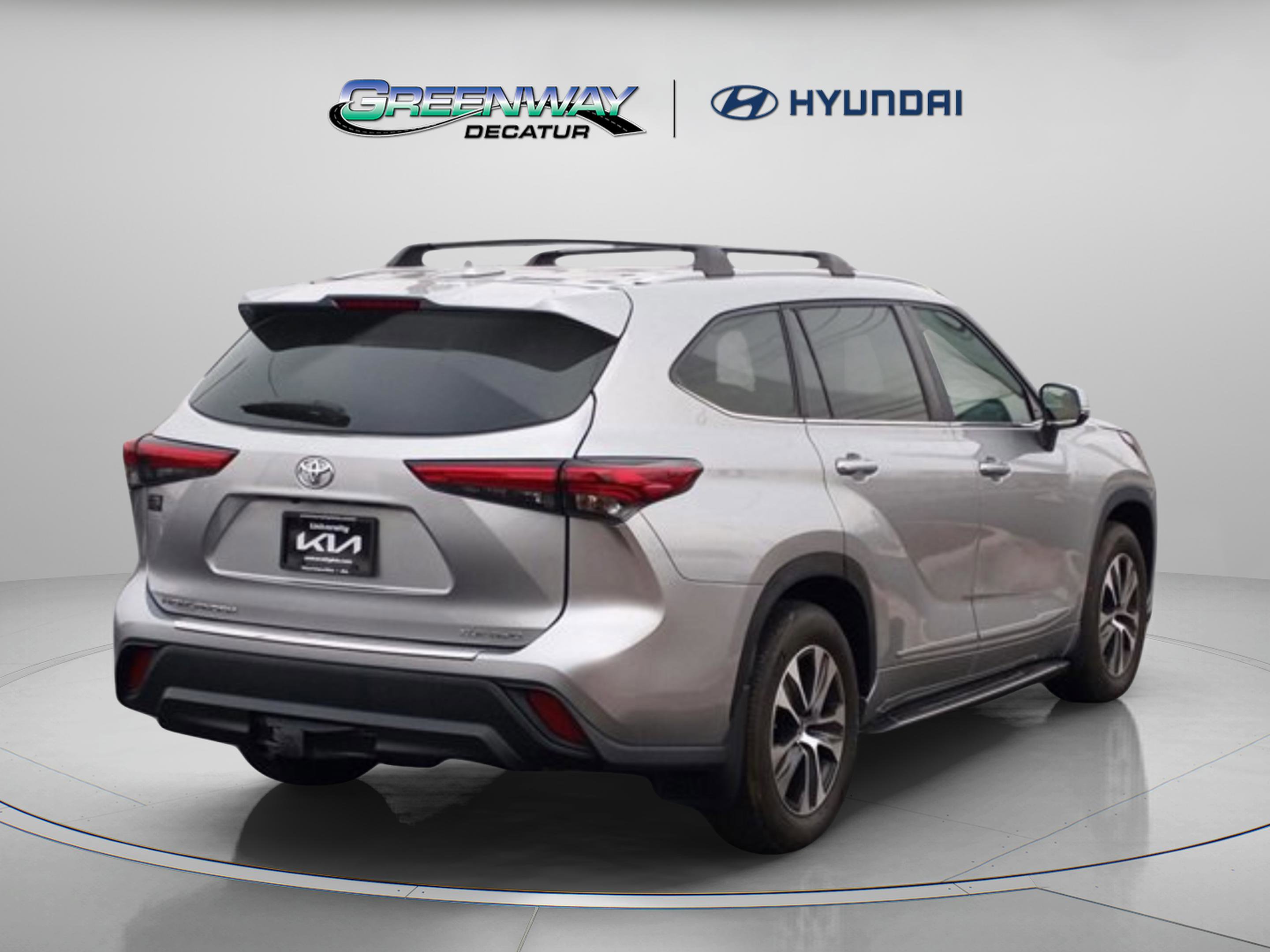 Used 2023 Toyota Highlander XLE AWD/4WD image 7