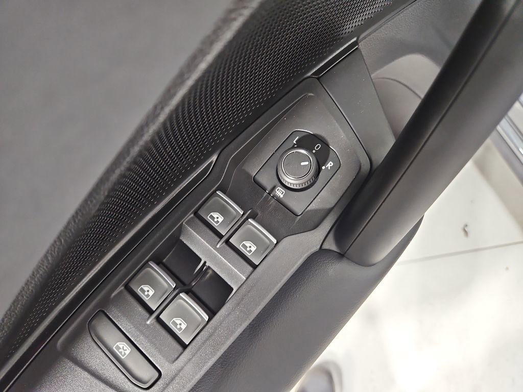 New 2026 Volkswagen Tiguan SE image 11