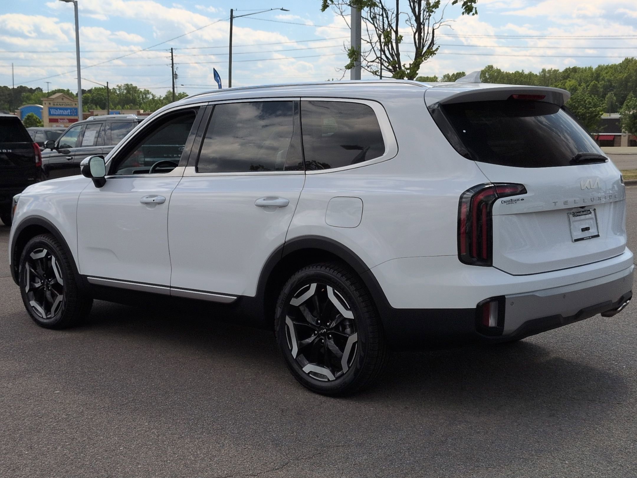Used 2024 Kia Telluride EX w/ EX Captain's Chair Package FWD image 6