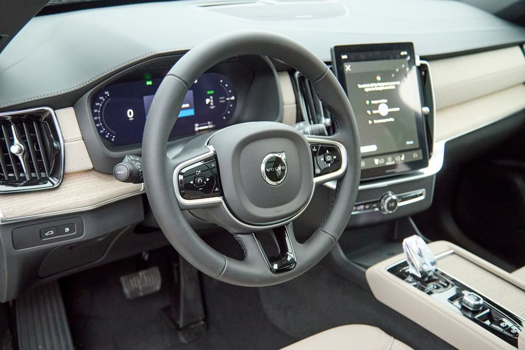 New 2026 Volvo XC90 T8 Plus w/ Protection Package Premier AWD/4WD image 13