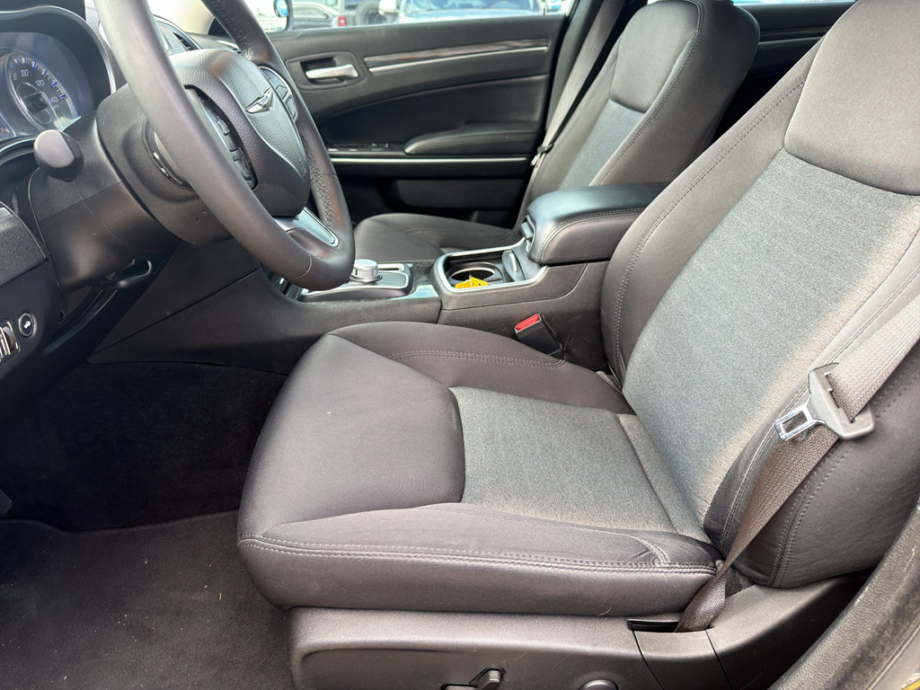 Used 2022 Chrysler 300 Touring w/ Sport Appearance Package RWD image 9