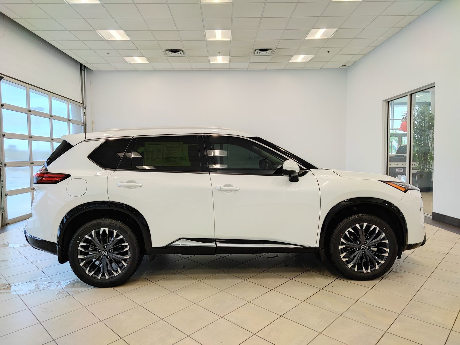 Used 2024 Nissan Rogue Platinum w/ Platinum Premium Package AWD/4WD image 2