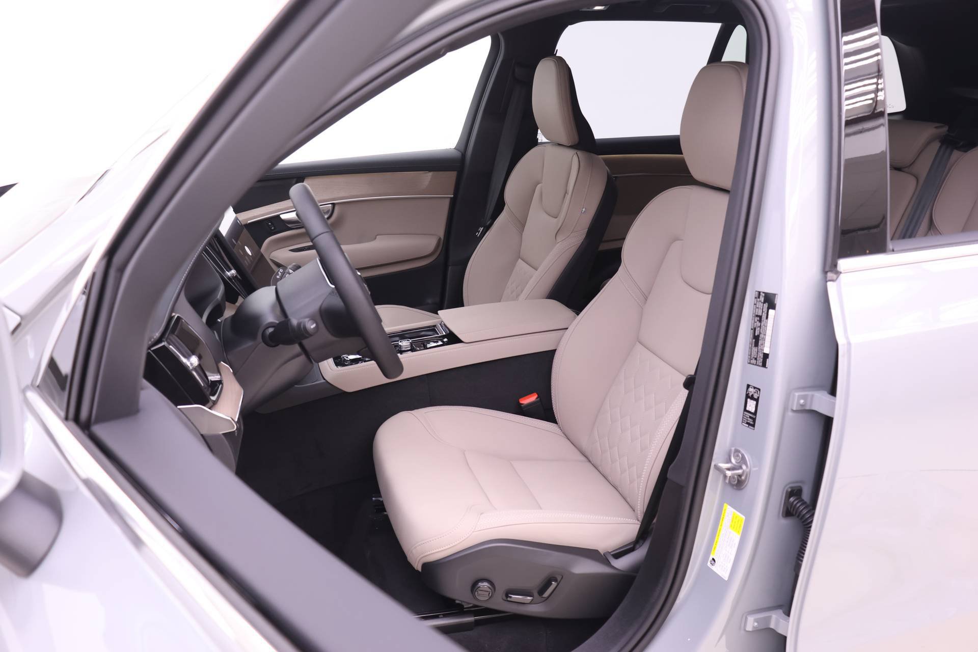 New 2026 Volvo XC90 T8 Plus w/ Protection Package Premier AWD/4WD image 7