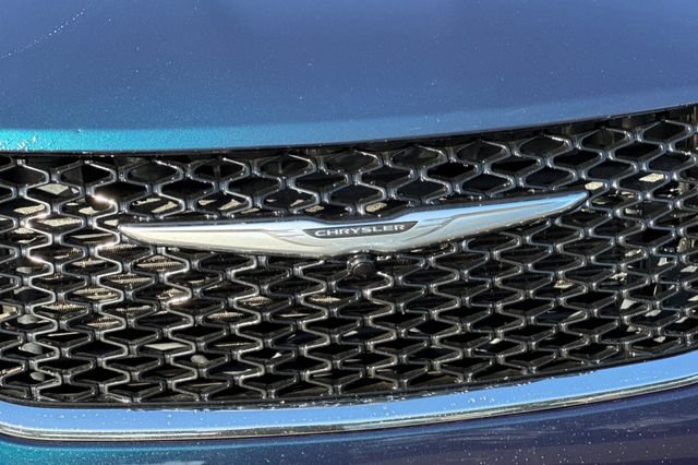 Used 2022 Chrysler Pacifica Touring-L FWD image 47