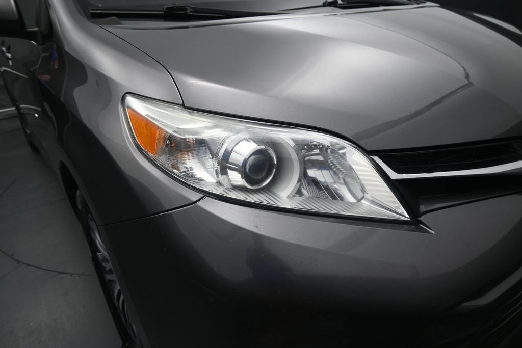 Used 2018 Toyota Sienna XLE w/ XLE Navigation Package FWD image 10