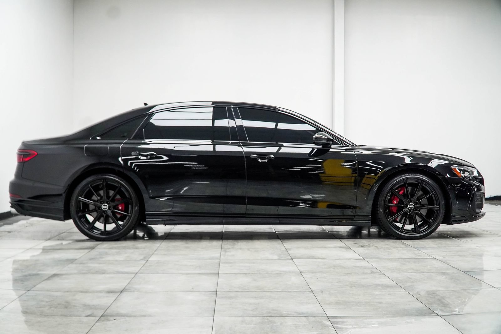 Used 2024 Audi S8 w/ S8 Comfort Plus Package AWD/4WD image 8