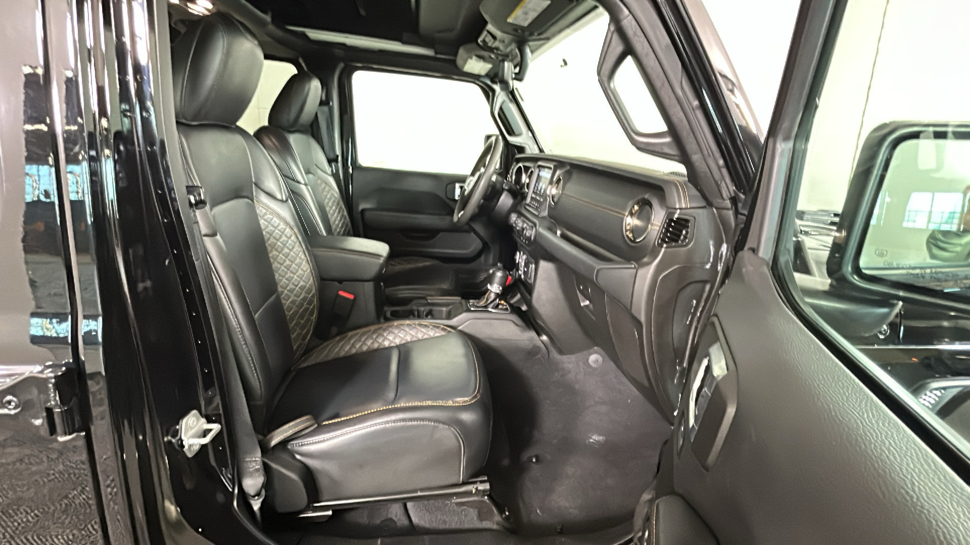 Used 2023 Jeep Wrangler Unlimited Sahara AWD/4WD image 35
