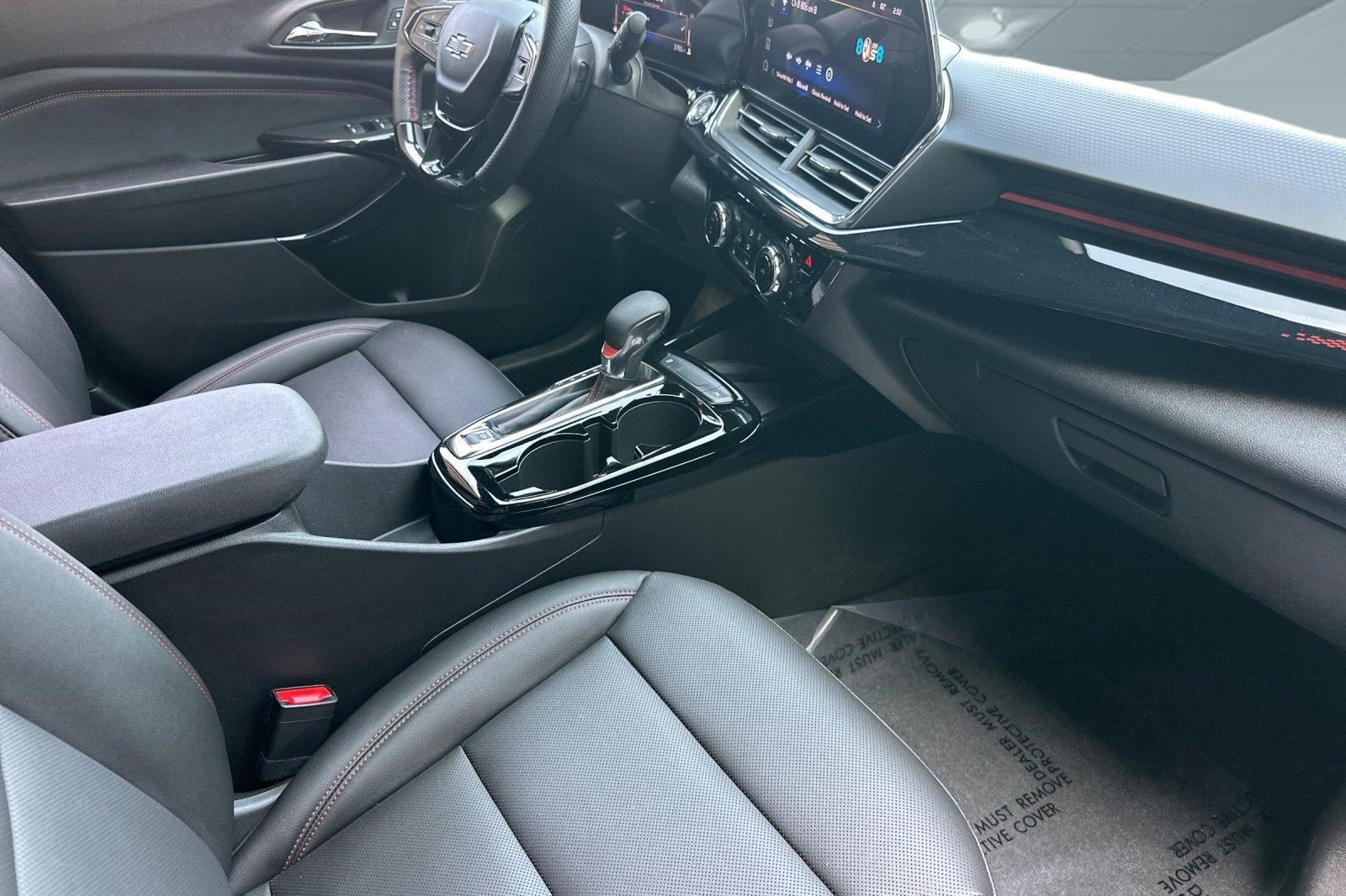 Used 2025 Chevrolet Trax RS w/ Sunroof Package image 30