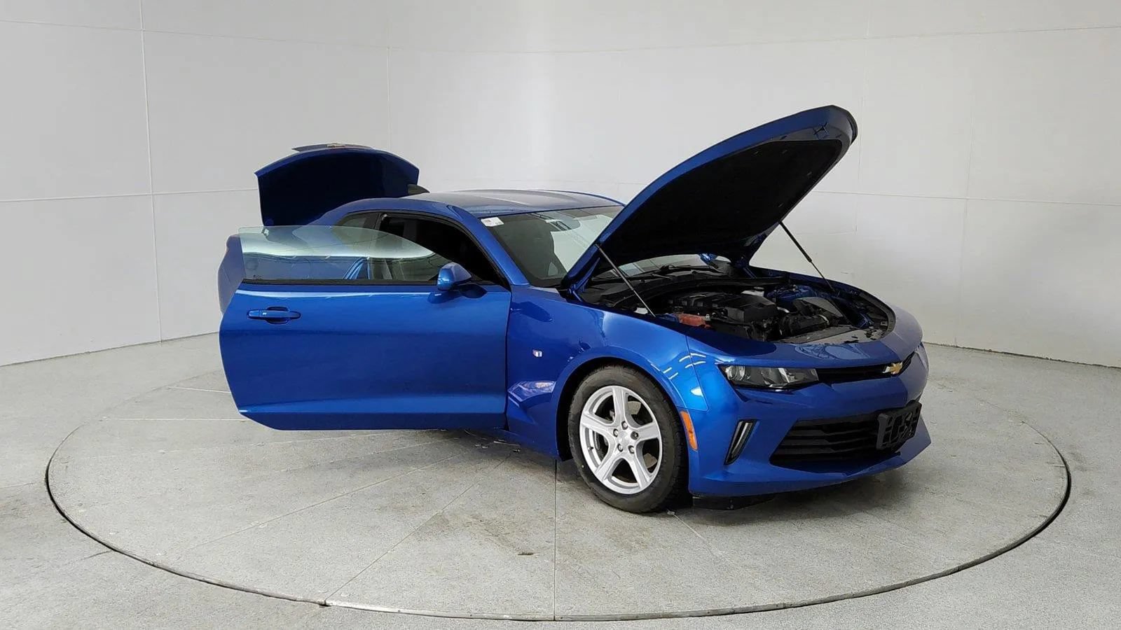 Used 2017 Chevrolet Camaro LT w/ Technology Package RWD image 9