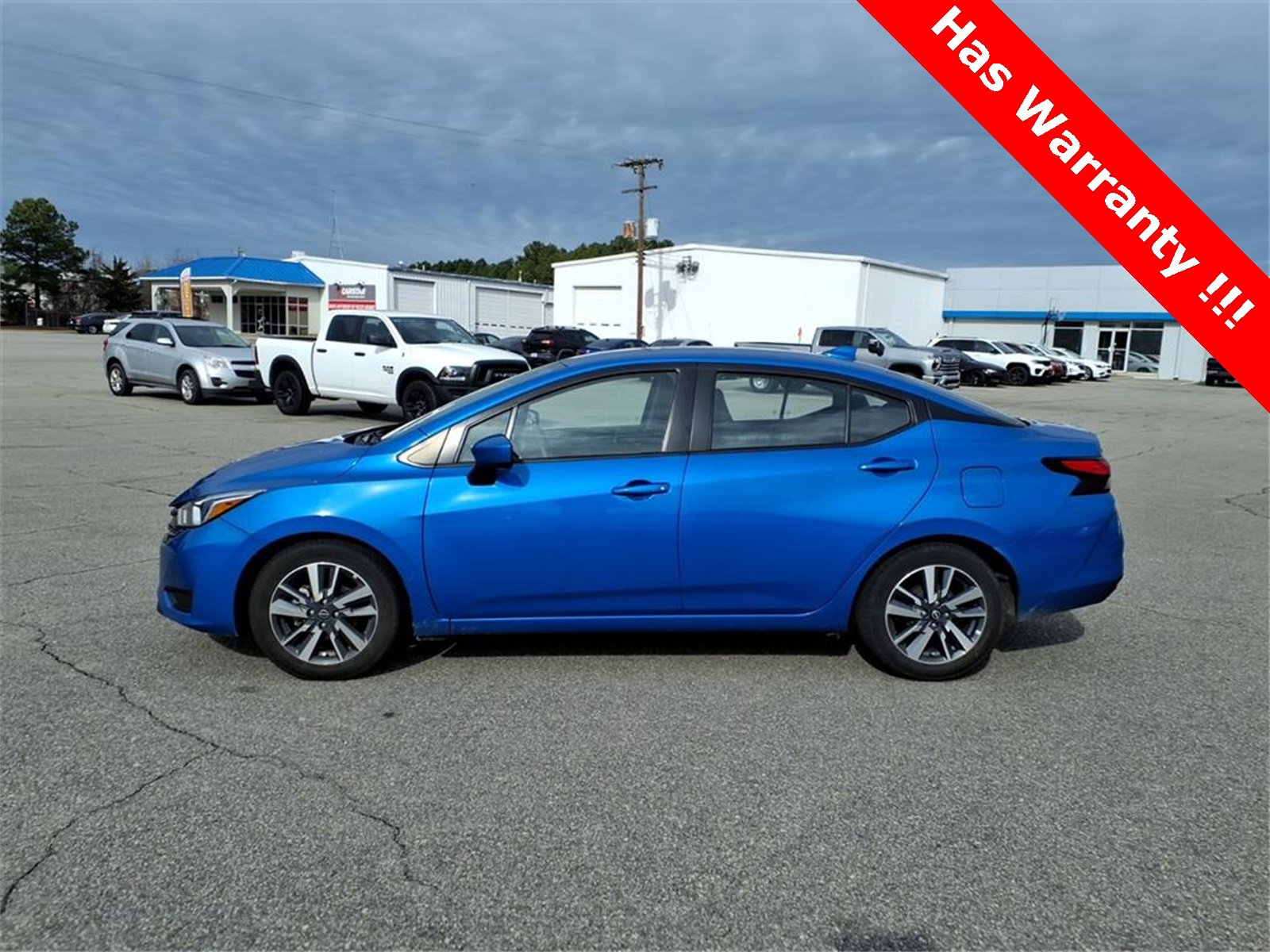 Used 2023 Nissan Versa SV image 2