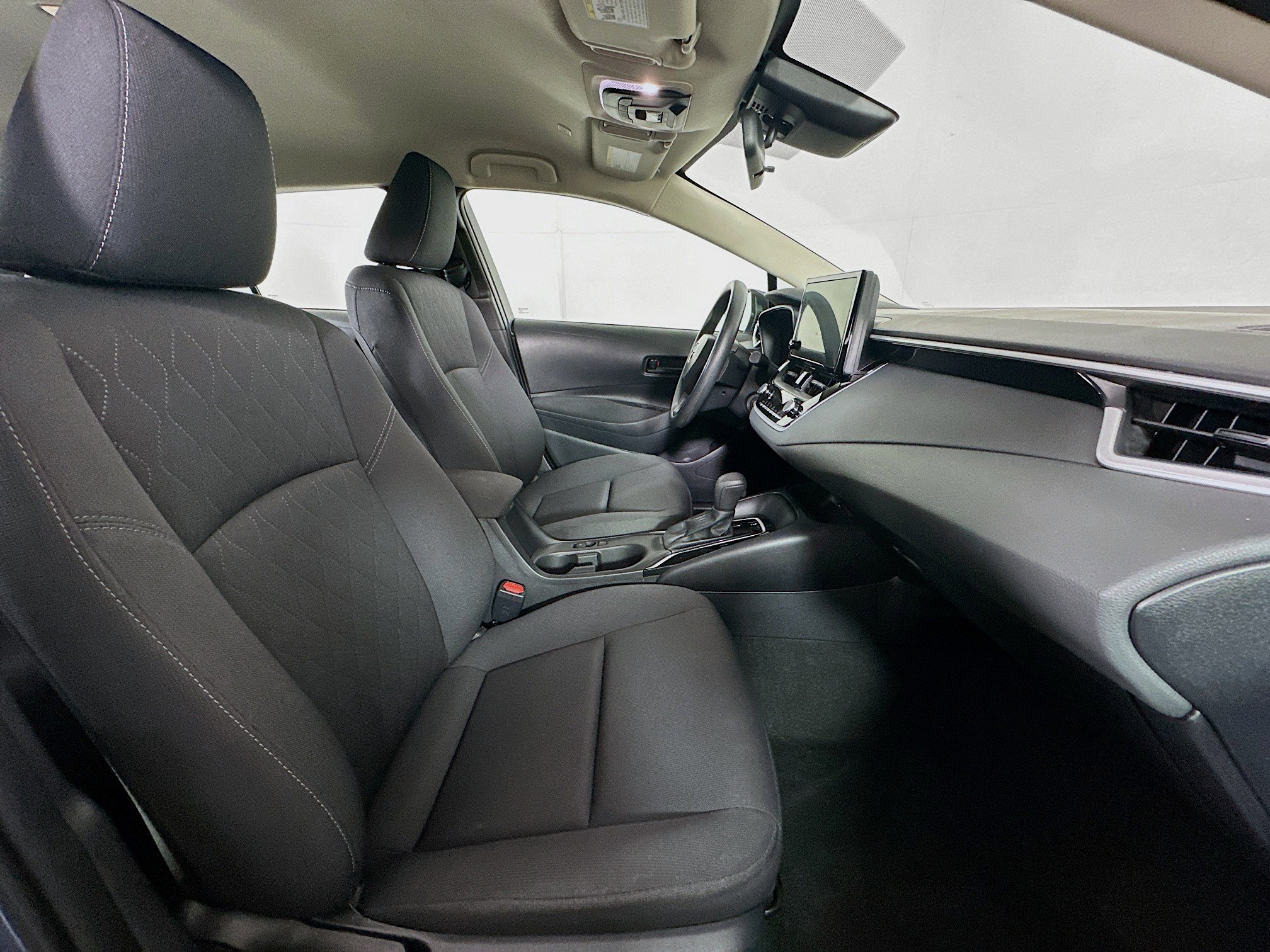 Used 2025 Toyota Corolla LE image 29