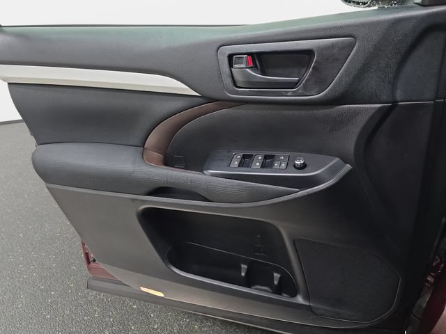Used 2019 Toyota Highlander LE AWD/4WD image 25