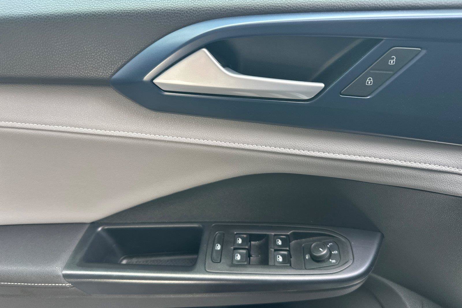 Certified 2024 Volkswagen Taos SE FWD image 10
