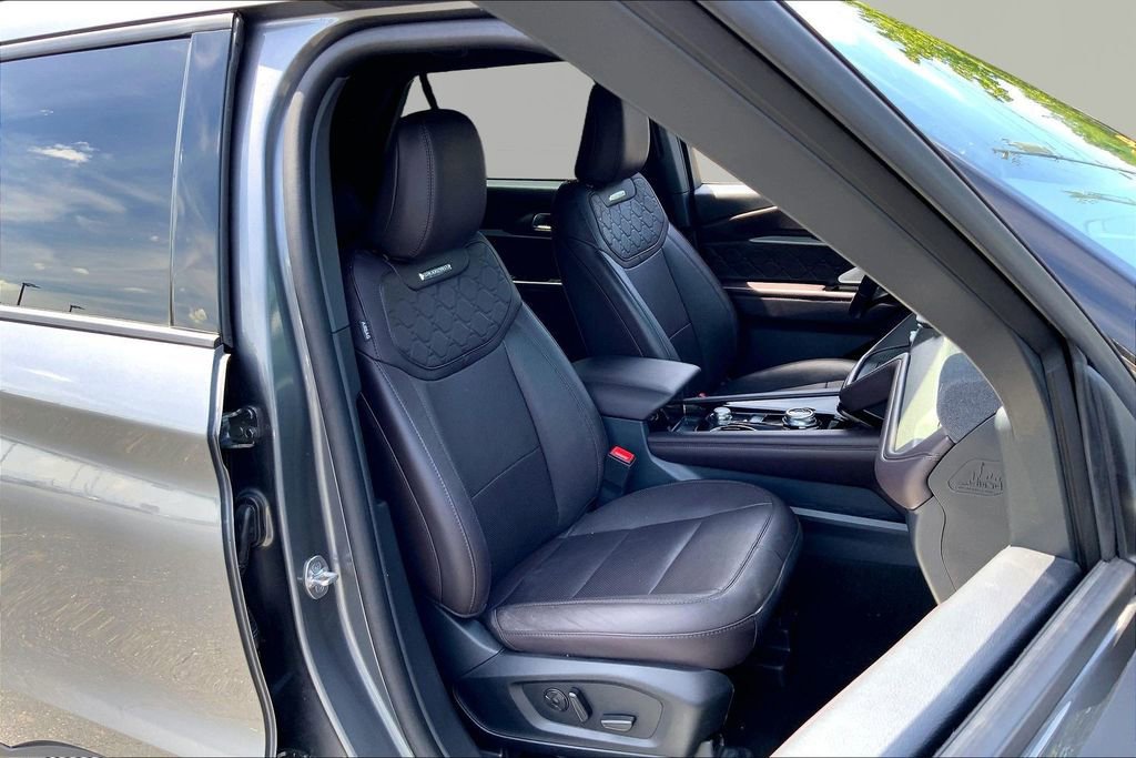 Used 2025 Ford Explorer Platinum w/ LUX Leather Package AWD/4WD image 21