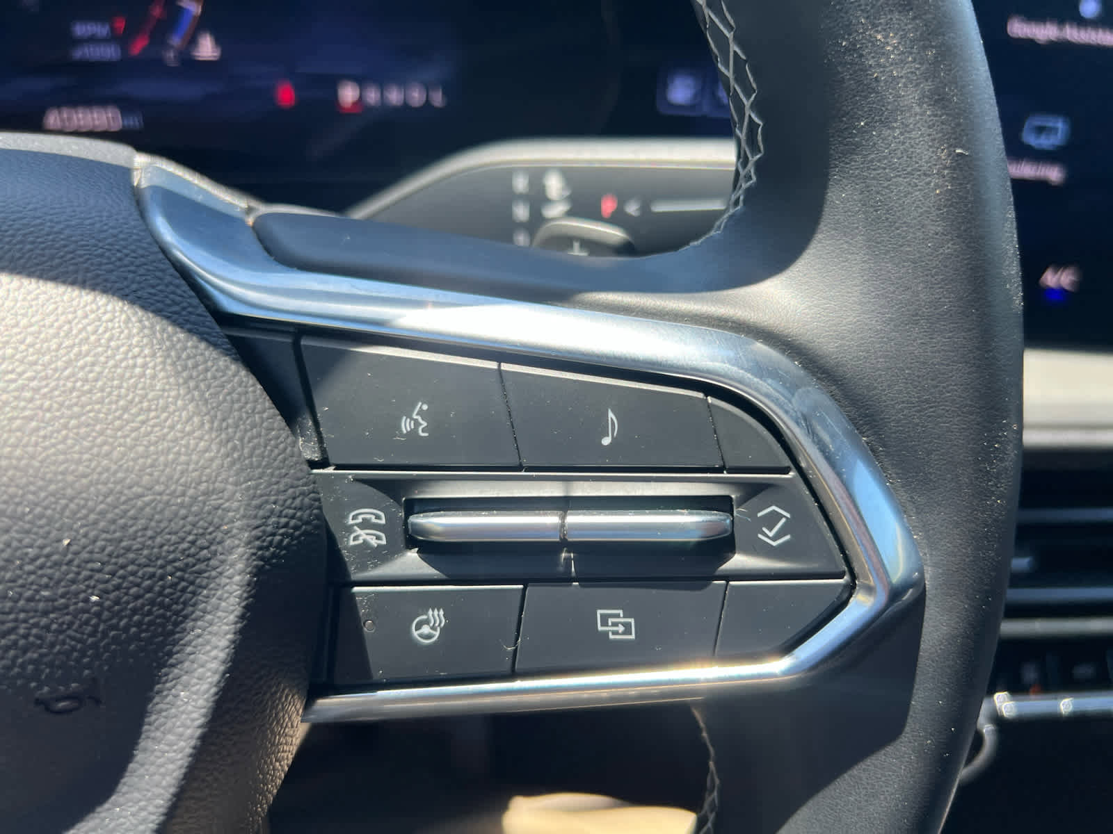 Used 2025 Chevrolet Traverse LT AWD/4WD image 19