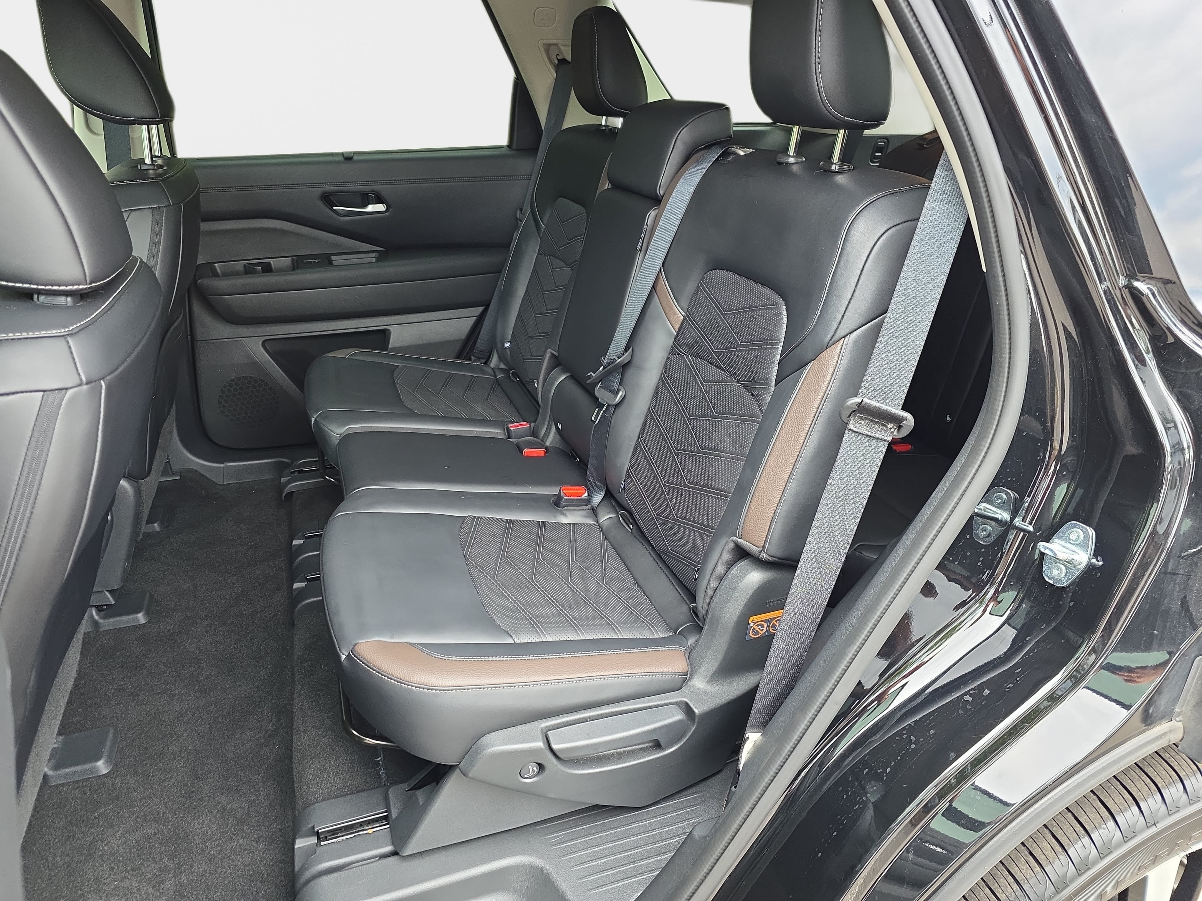 Used 2024 Nissan Pathfinder Platinum w/ Cargo Package AWD/4WD image 12