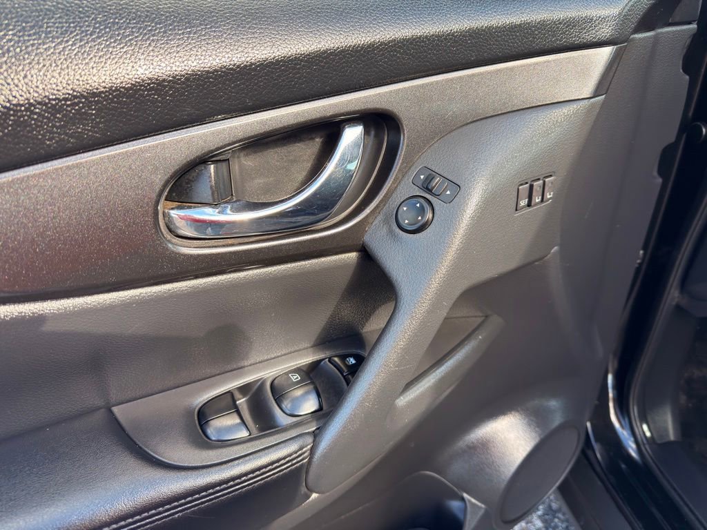 Used 2018 Nissan Rogue SV w/ Premium Package AWD/4WD image 6