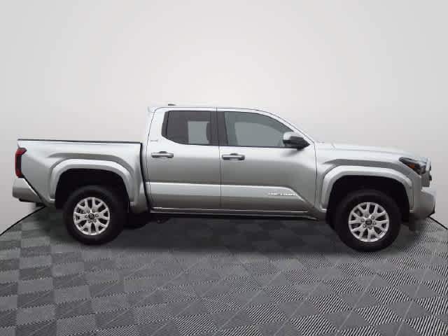 Used 2025 Toyota Tacoma SR5 AWD/4WD image 4