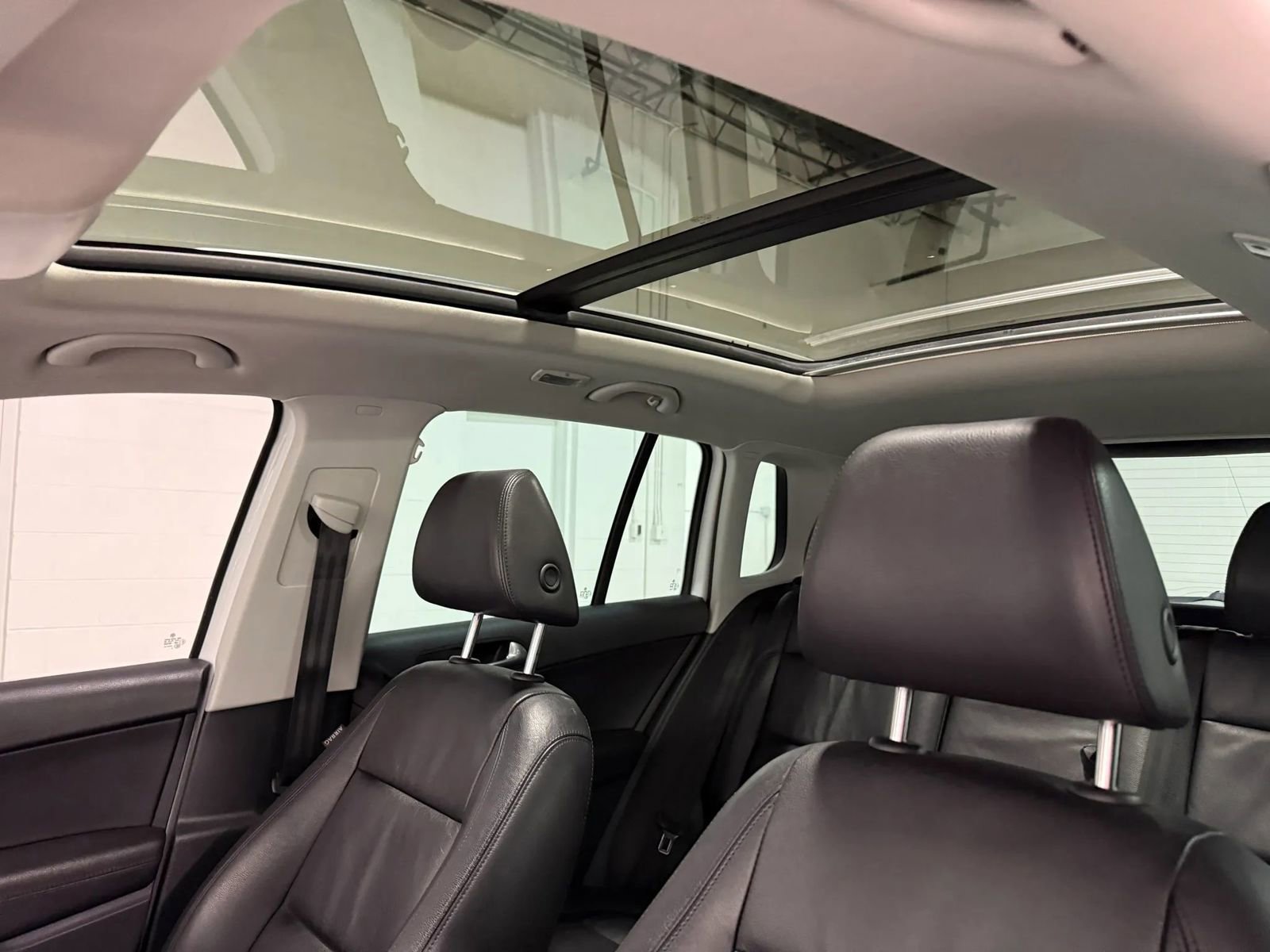 Used 2017 Volkswagen Tiguan SEL FWD image 10