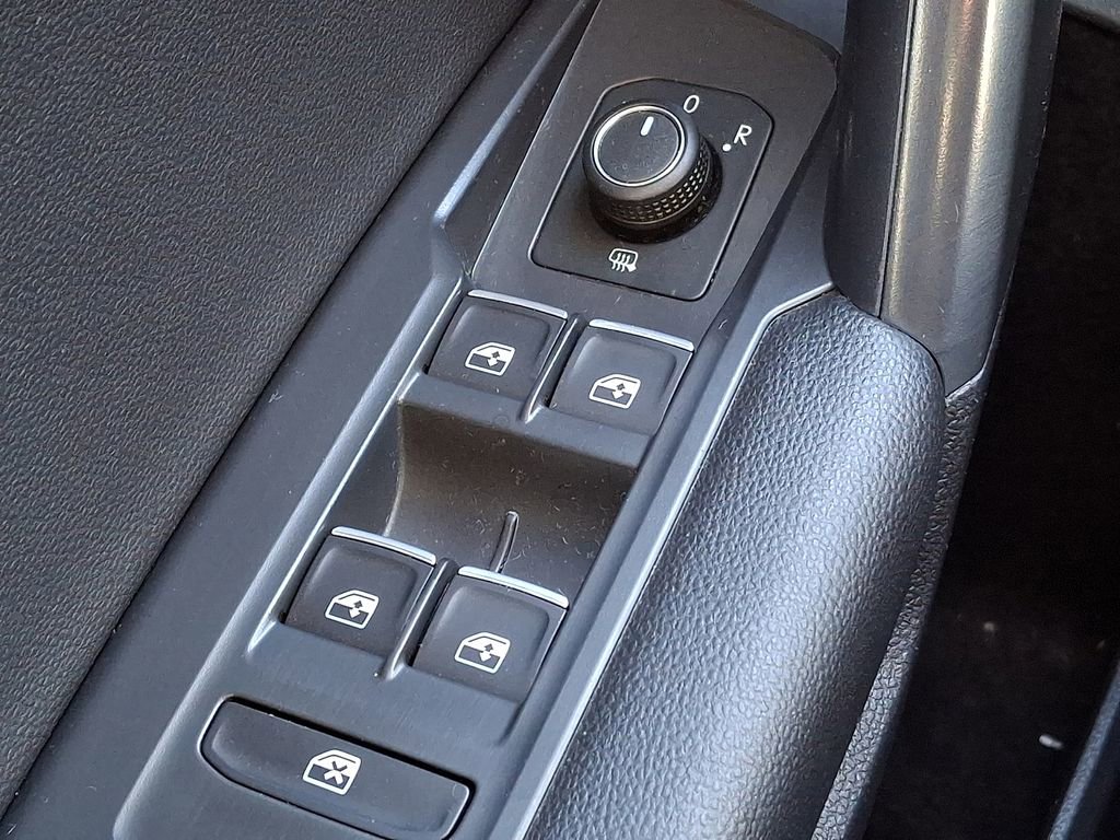 Used 2021 Volkswagen Tiguan SE image 23