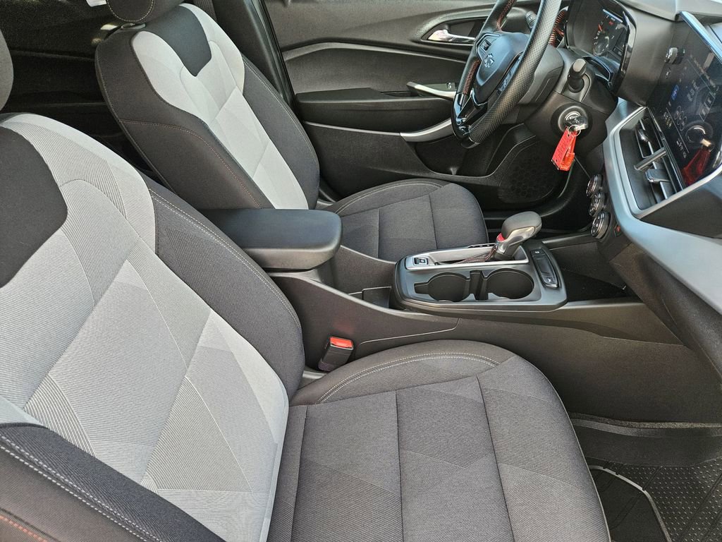 Used 2025 Chevrolet Trax RS w/ Sunroof Package FWD image 20
