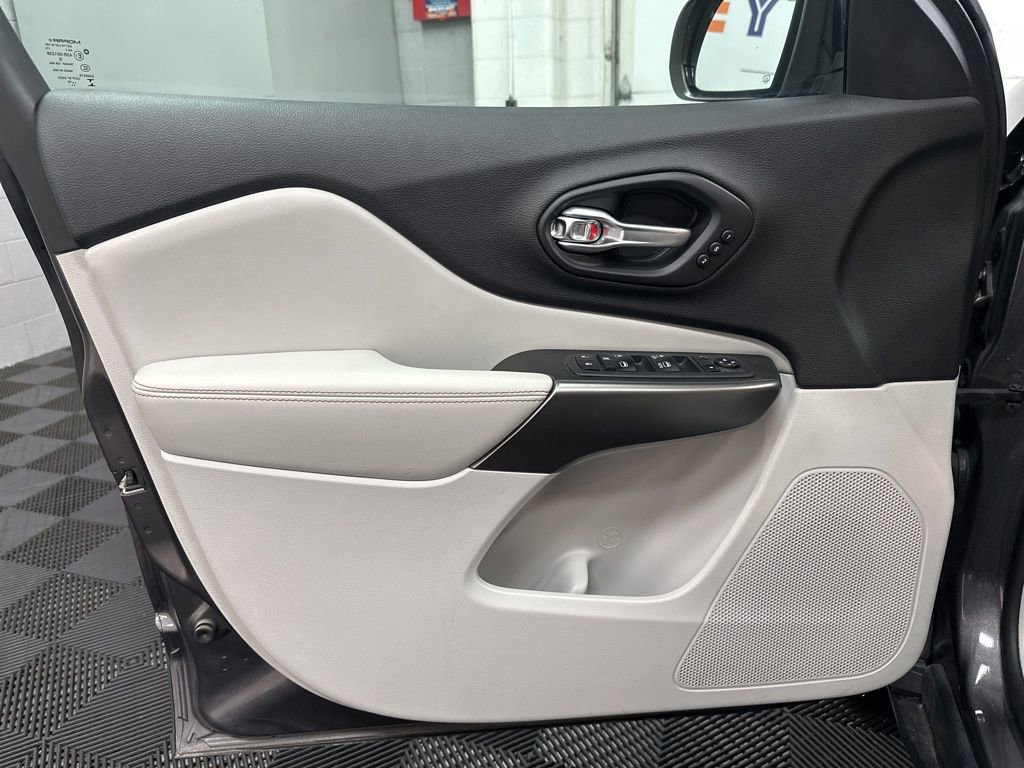 Used 2020 Jeep Cherokee Limited AWD/4WD image 17