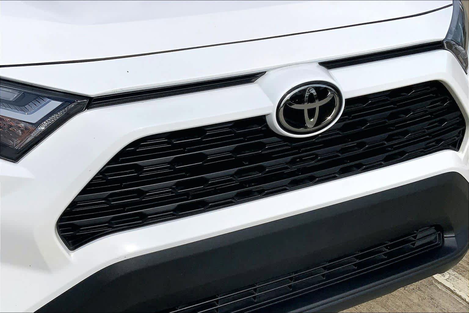 Used 2024 Toyota RAV4 LE FWD image 31