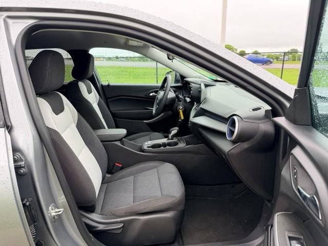 Used 2024 Chevrolet Trax LS w/ LS Convenience Package FWD image 11