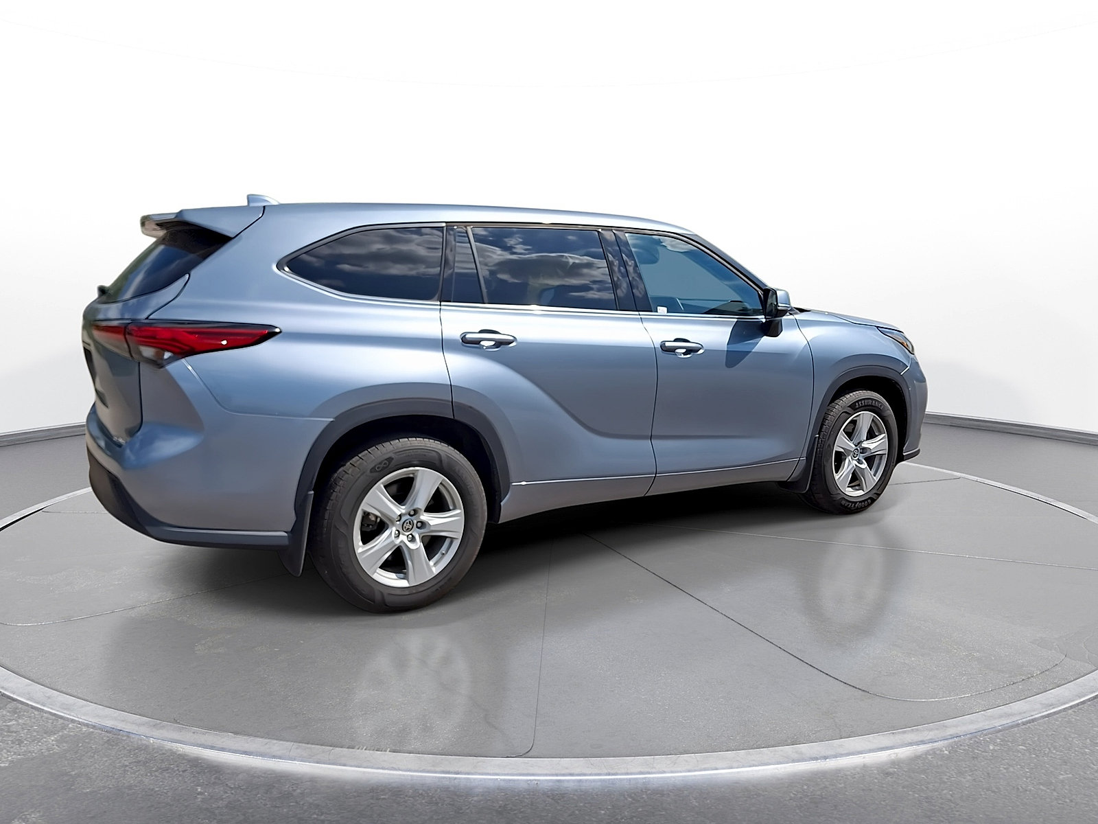 Used 2021 Toyota Highlander LE AWD/4WD image 8