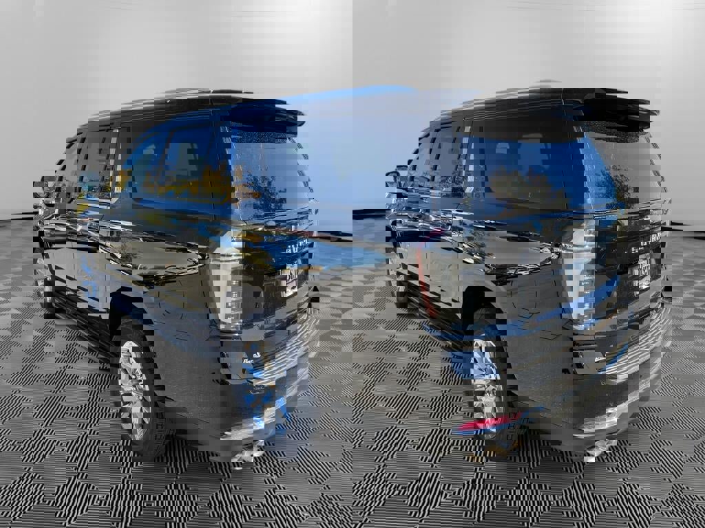 New 2026 Chevrolet Suburban Premier image 7