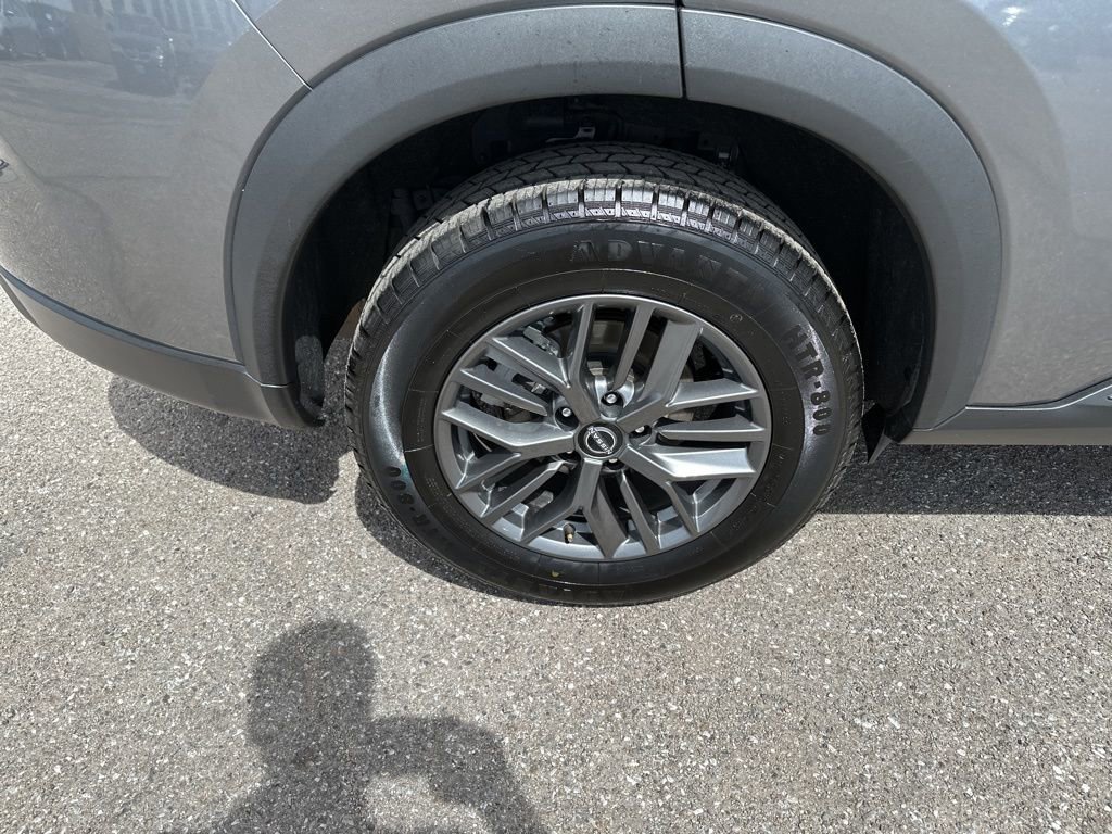 Used 2024 Nissan Rogue S image 9