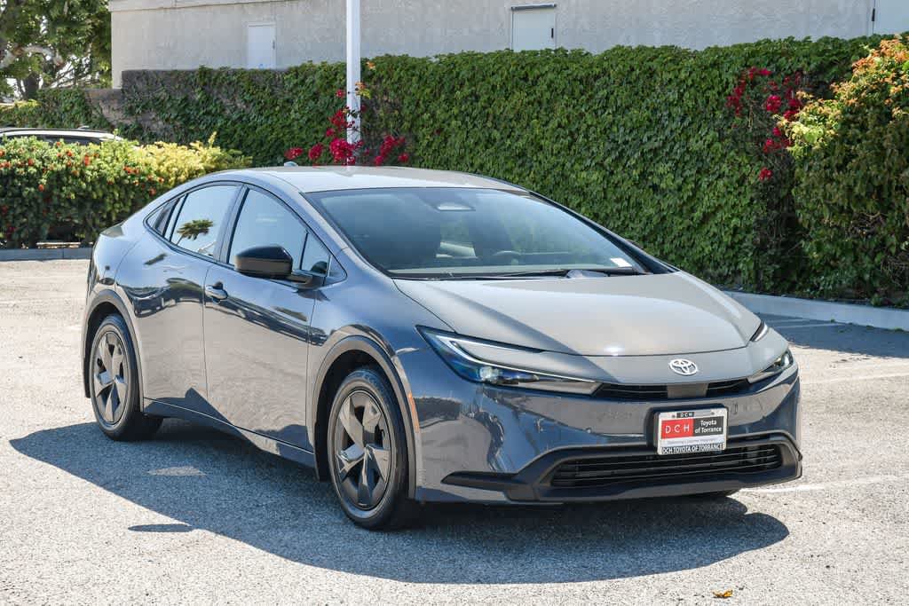 Used 2023 Toyota Prius LE FWD image 3