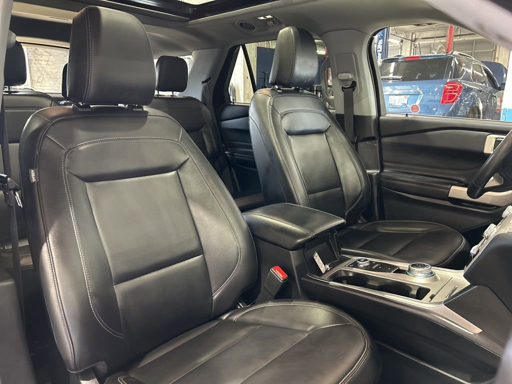 Used 2023 Ford Explorer XLT AWD/4WD image 43