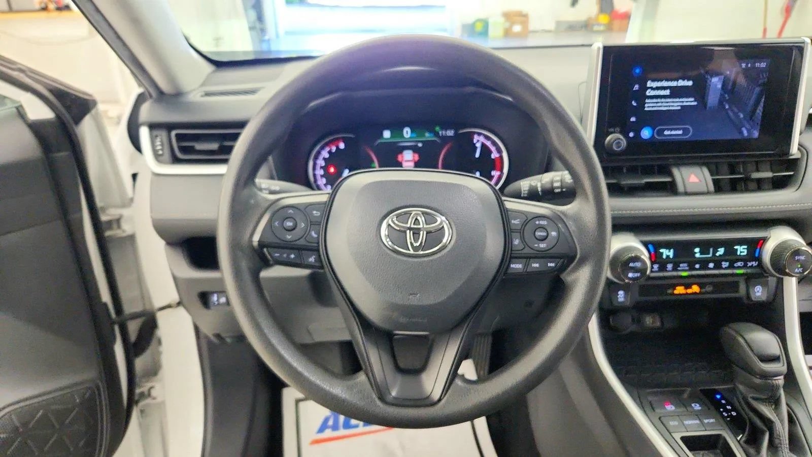 Used 2024 Toyota RAV4 XLE FWD image 25