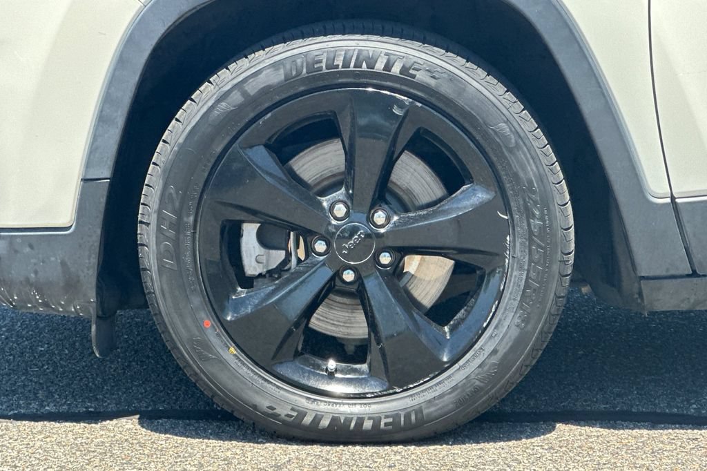 Used 2019 Jeep Cherokee Latitude Plus FWD image 25