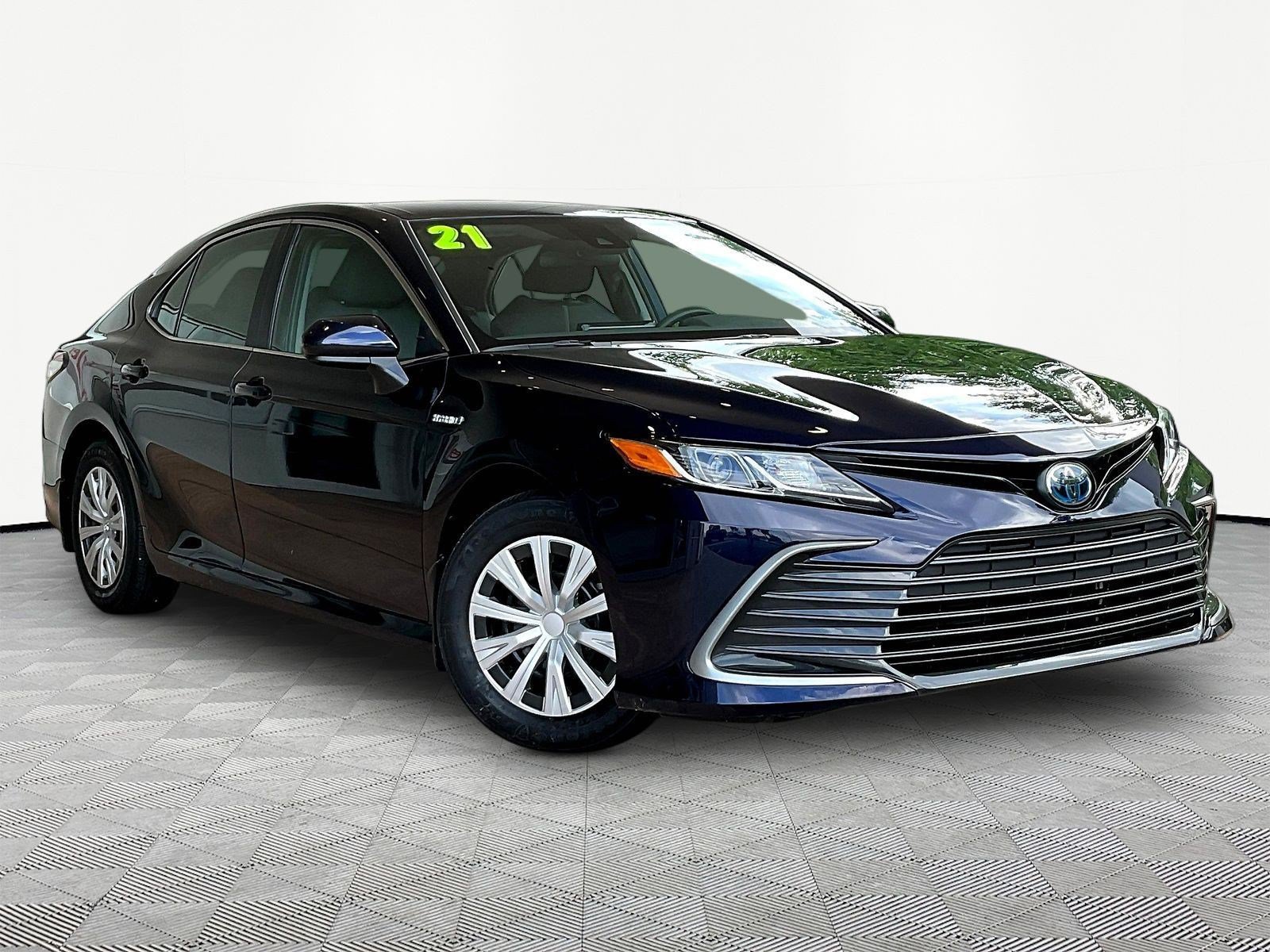 Used 2021 Toyota Camry LE FWD image 3