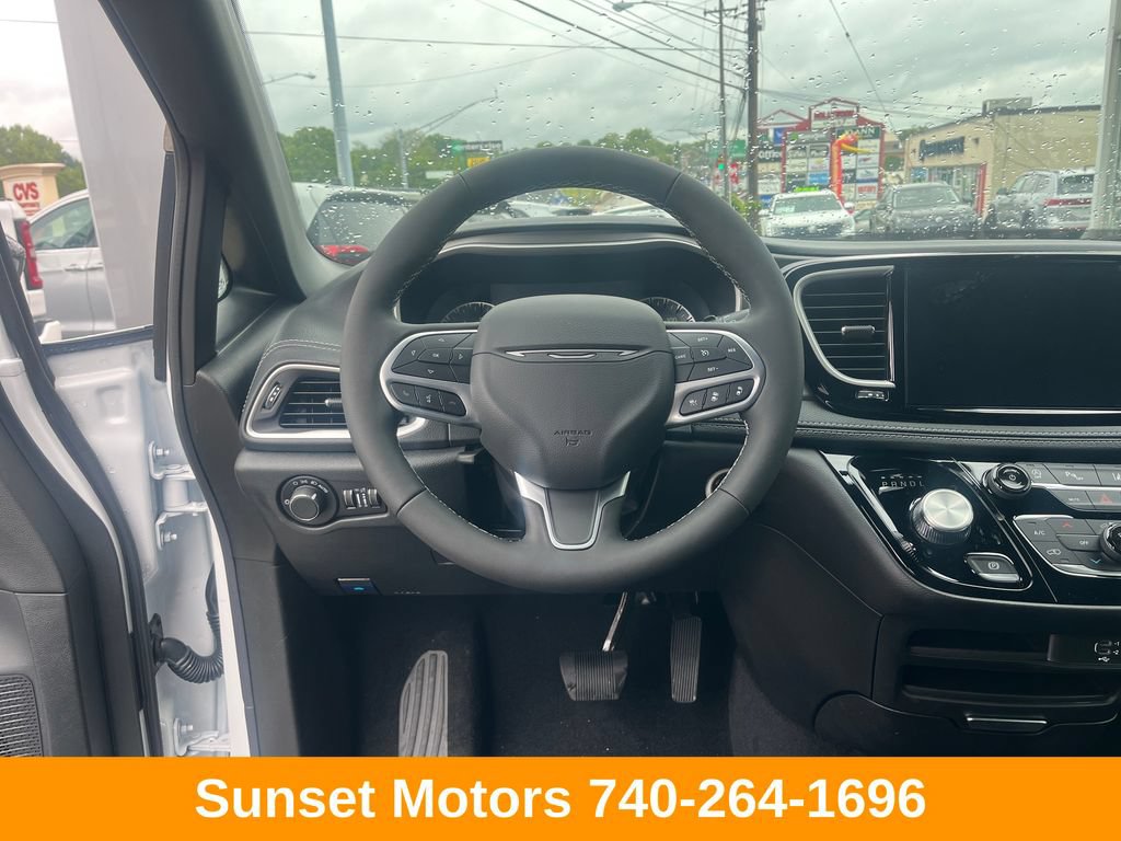 New 2027 Chrysler Pacifica Select FWD image 14