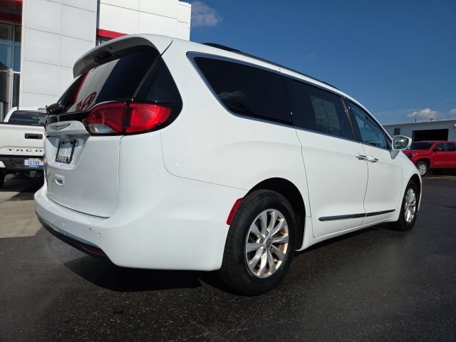 Used 2017 Chrysler Pacifica Touring-L FWD image 7