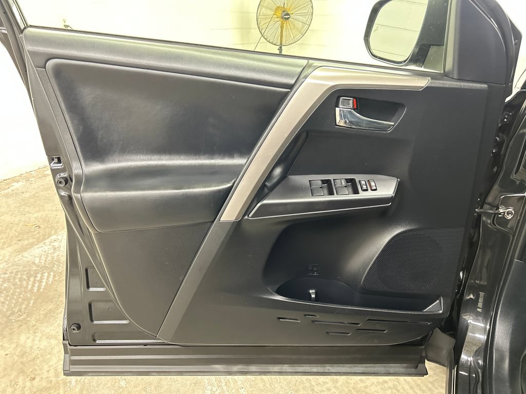 Used 2018 Toyota RAV4 XLE AWD/4WD image 17