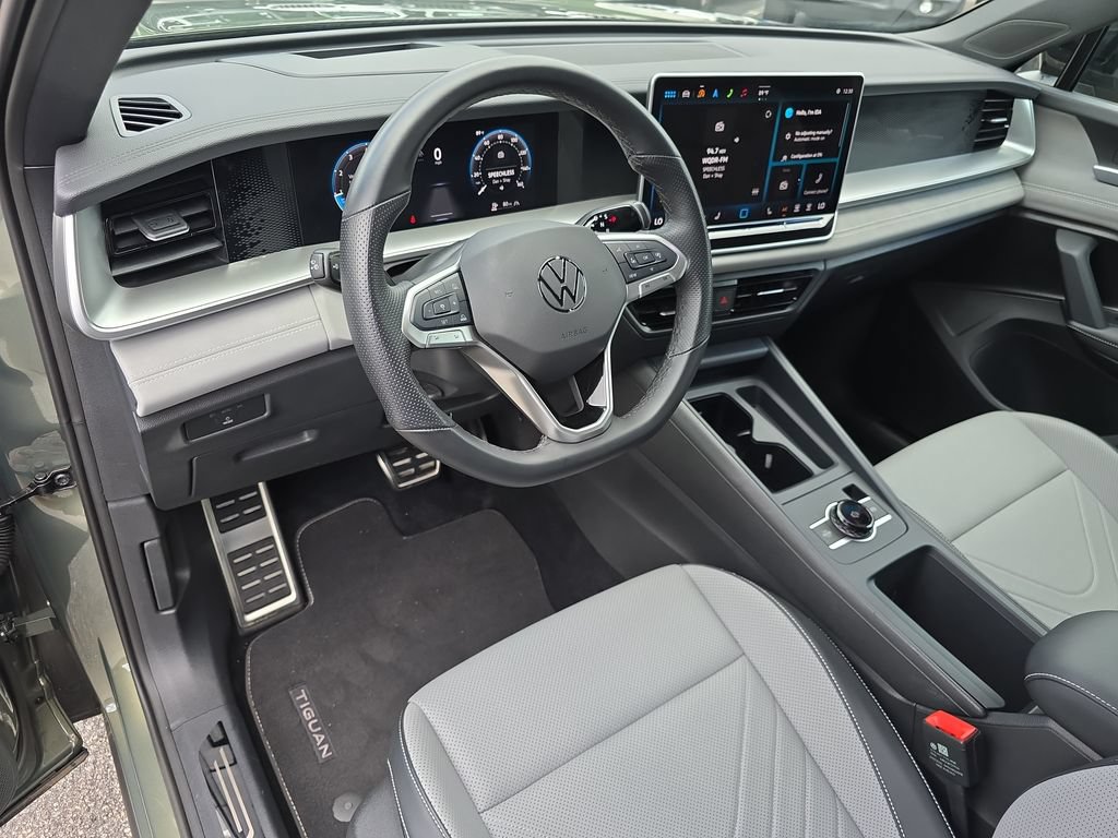 Used 2025 Volkswagen Tiguan SE R-Line AWD/4WD image 16