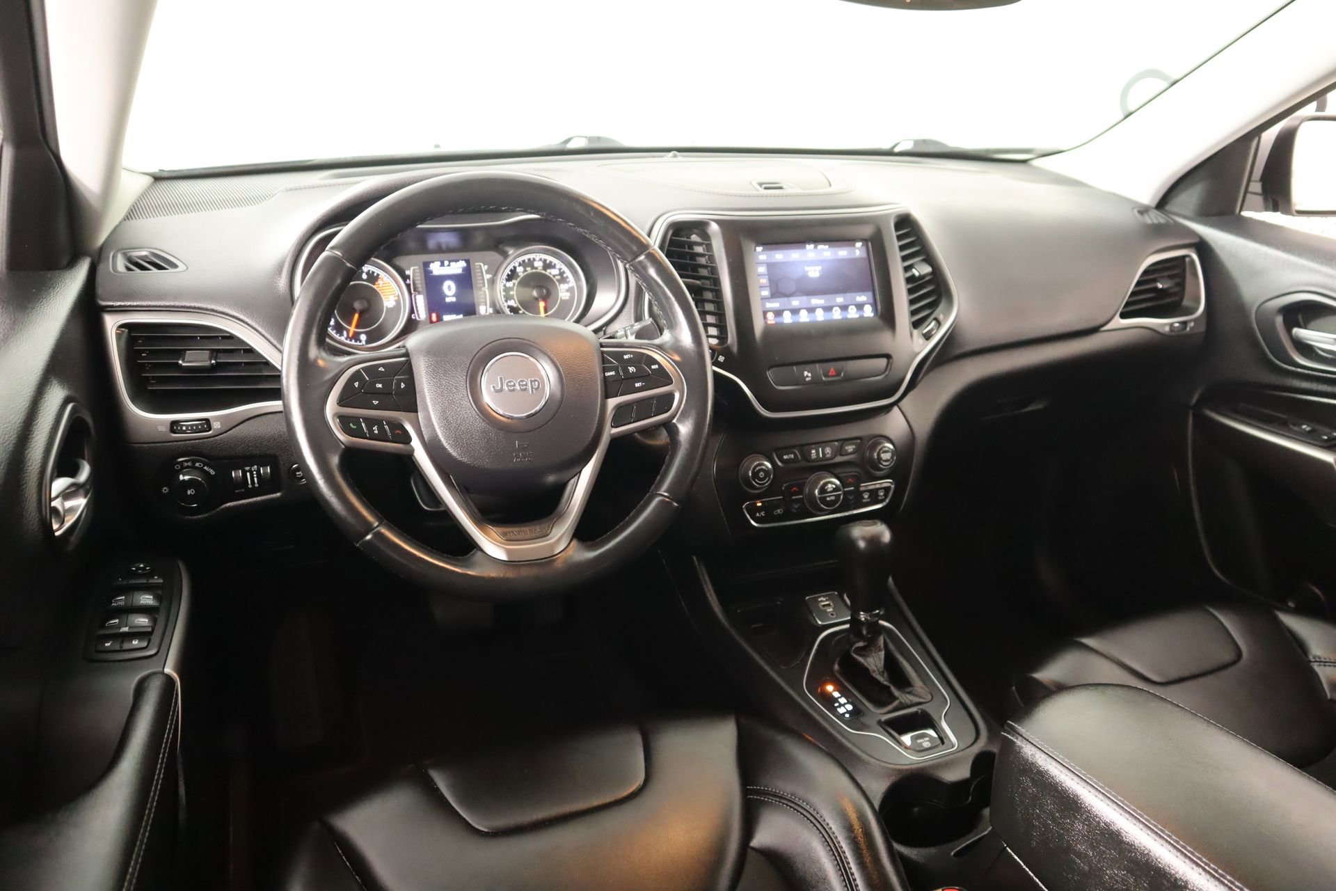 Used 2019 Jeep Cherokee Latitude Plus w/ Comfort/Convenience Group image 2