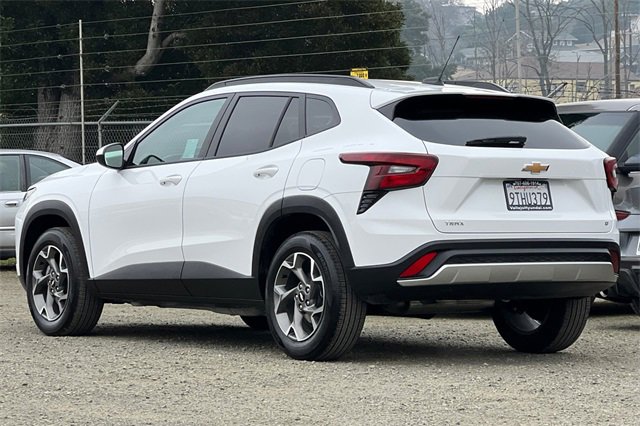 Used 2025 Chevrolet Trax LT w/ LT Convenience Package image 9