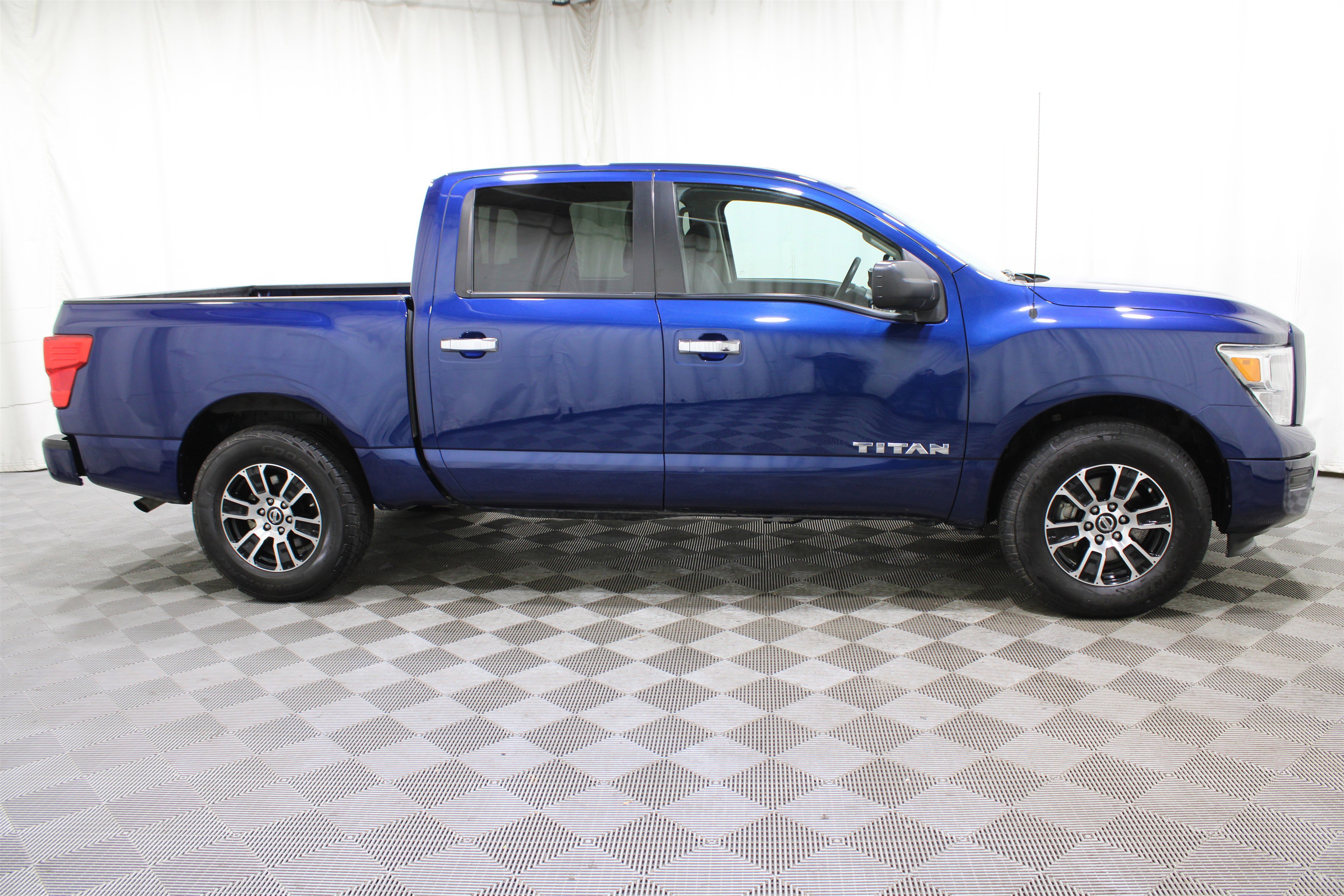 Used 2021 Nissan Titan SV image 28