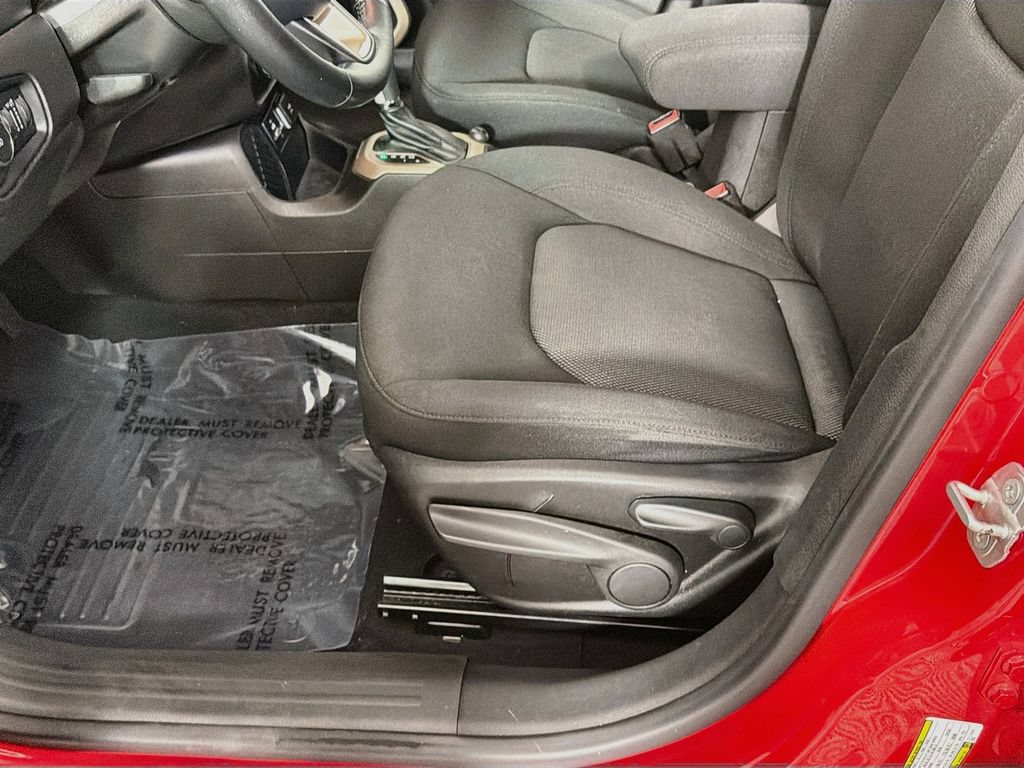 Used 2017 Jeep Renegade Latitude FWD image 18