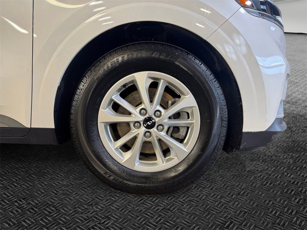 Used 2023 Kia Carnival LX image 11